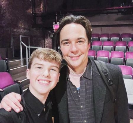 Jim Parsons with his co-star from Young Sheldon